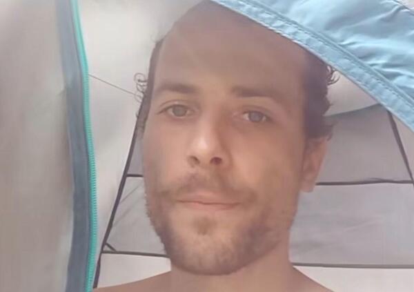 Senzatetto e influencer? Stefano (diogenecanino) e la vita di strada (e nel bosco) descritta sui social. E critica la politica e il capitalismo: &ldquo;Andate tutti affancu*o! 