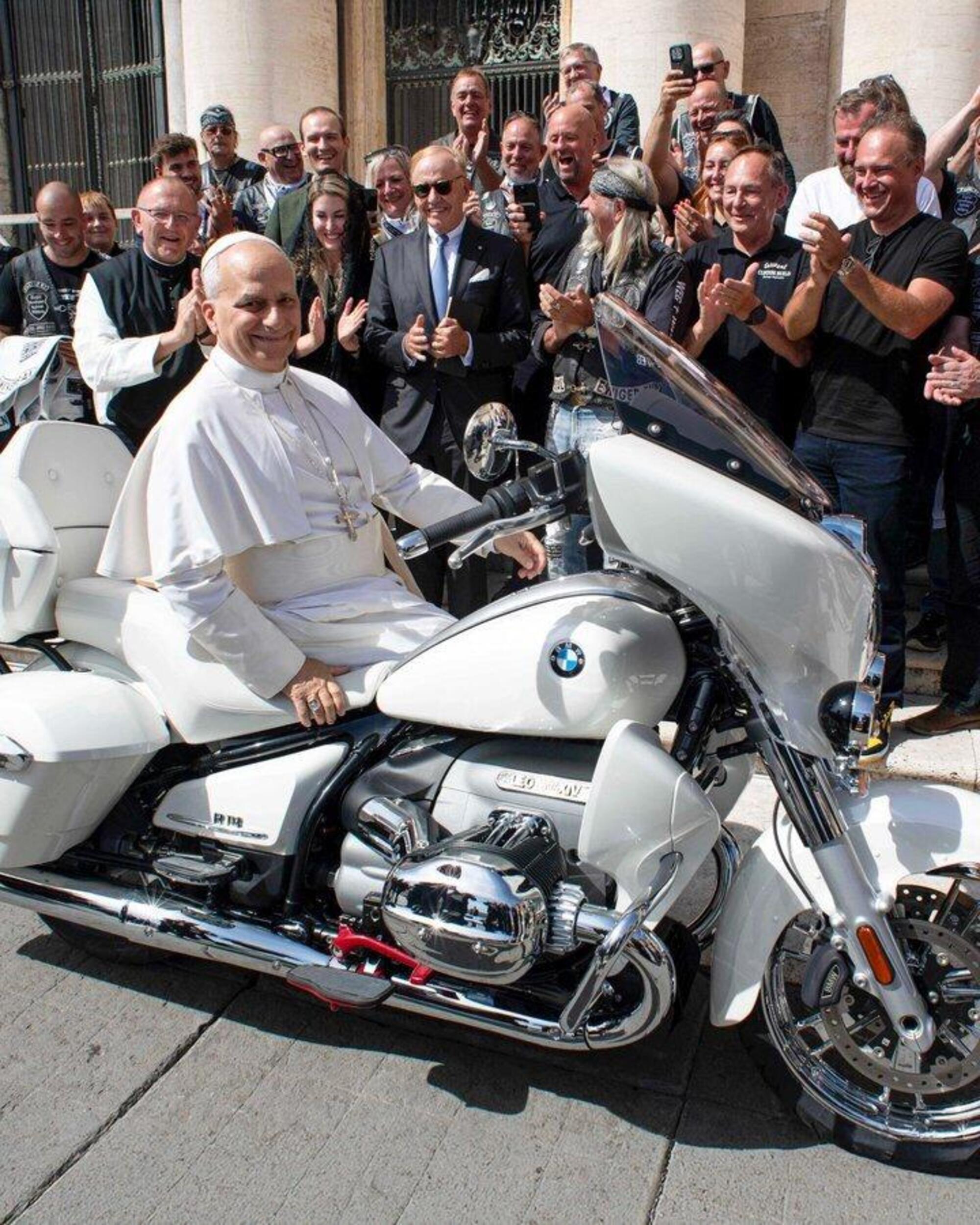 Papa Leone XIV seduto sopra la sua Bmw R18