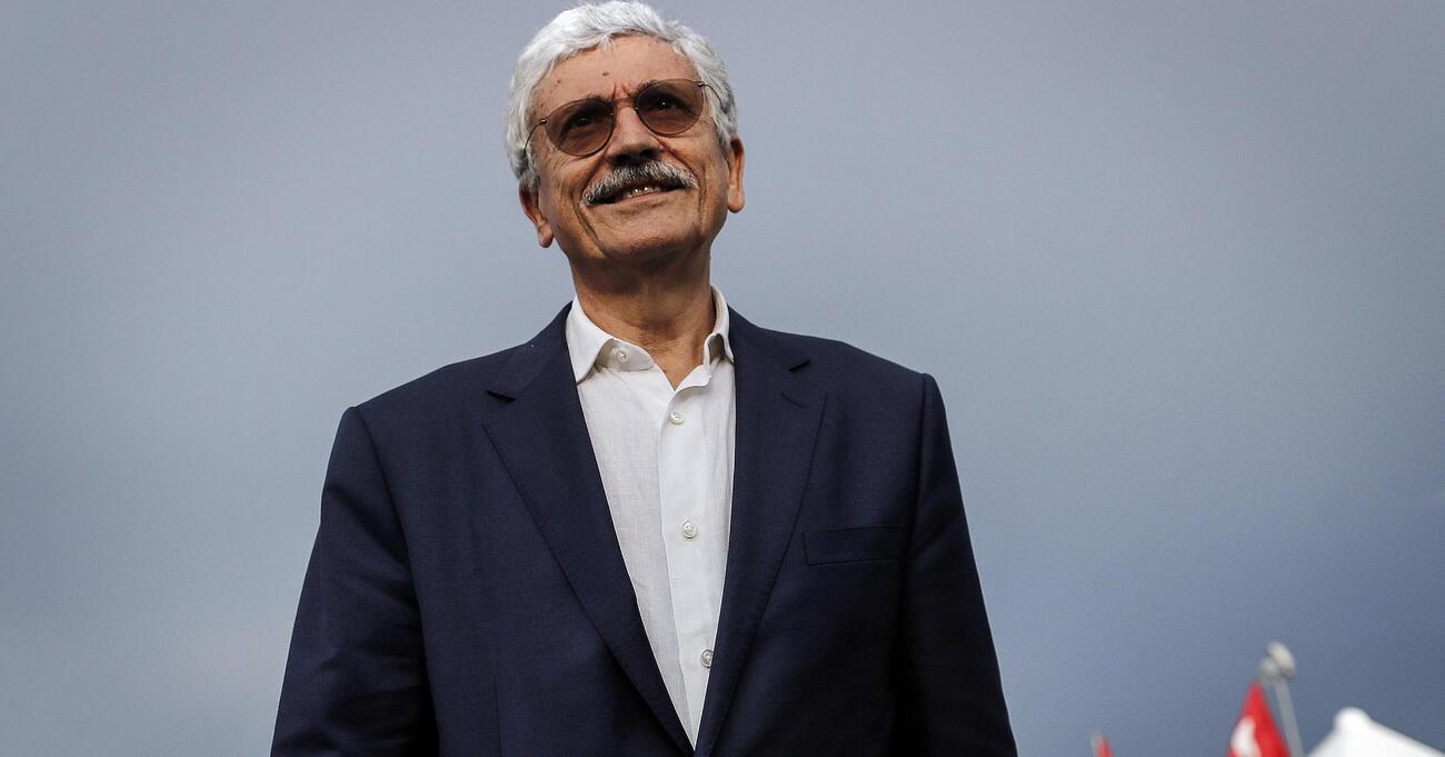 Adda ven&igrave;&nbsp;baffino! D&rsquo;Alema a Pechino, tra dittatori e parate militari, &egrave; lo specchio della sinistra: &quot;Spero in un messaggio di pace&quot;. Il suo esempio? Dal Kosovo bombardato alla mediazione sulle armi...