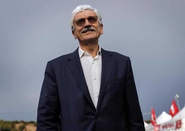 Adda ven&igrave;&nbsp;baffino! D&rsquo;Alema a Pechino, tra dittatori e parate militari, &egrave; lo specchio della sinistra: &quot;Spero in un messaggio di pace&quot;. Il suo esempio? Dal Kosovo bombardato alla mediazione sulle armi...