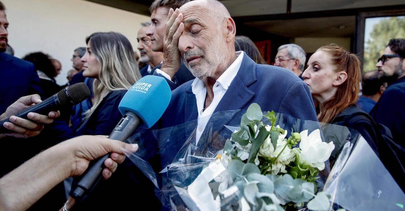 Siamo stati ai funerali di Emilio Fede a Milano, tra politici, vip e poco (troppo poco) trash per il re dei giornalisti mondani: e dove sono tutti i Berlusconi?