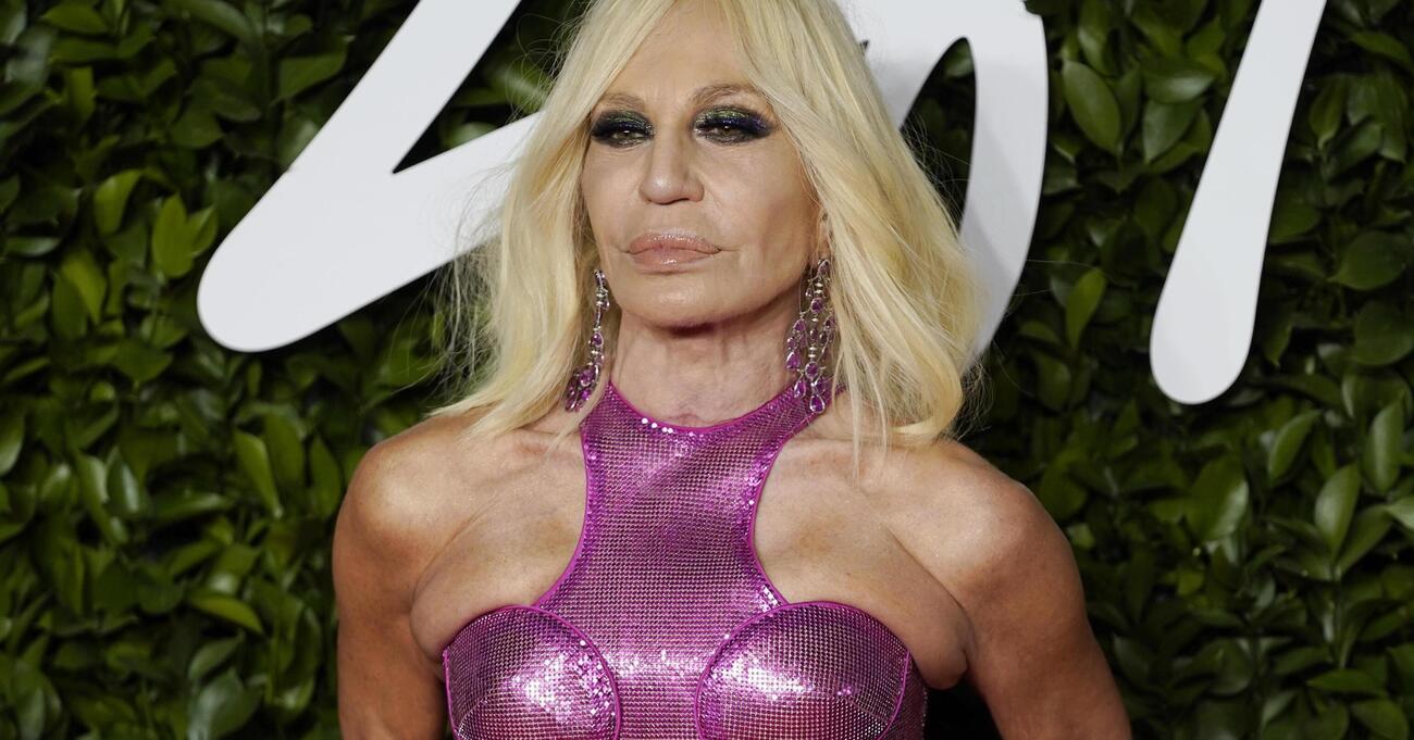Mentre tutti piangono Giorgio Armani, perch&eacute; Versace &egrave; criticata per i look alla Mostra del cinema di Venezia? Il Daily Mail attacca: &quot;Sciatti...&quot;