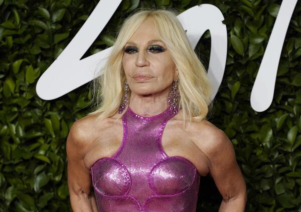 Mentre tutti piangono Armani, perch&eacute; Versace &egrave; criticata per i look alla Mostra del cinema di Venezia? Il Daily Mail attacca: &quot;Sciatti...&quot;