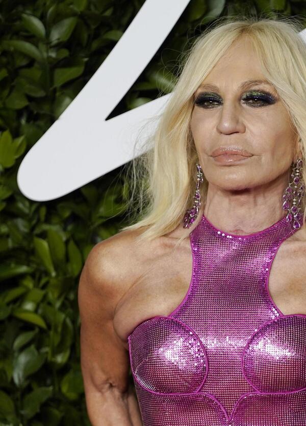 Mentre tutti piangono Giorgio Armani, perché Versace è criticata per i look alla Mostra del cinema di Venezia? Il Daily Mail attacca: "Sciatti..."