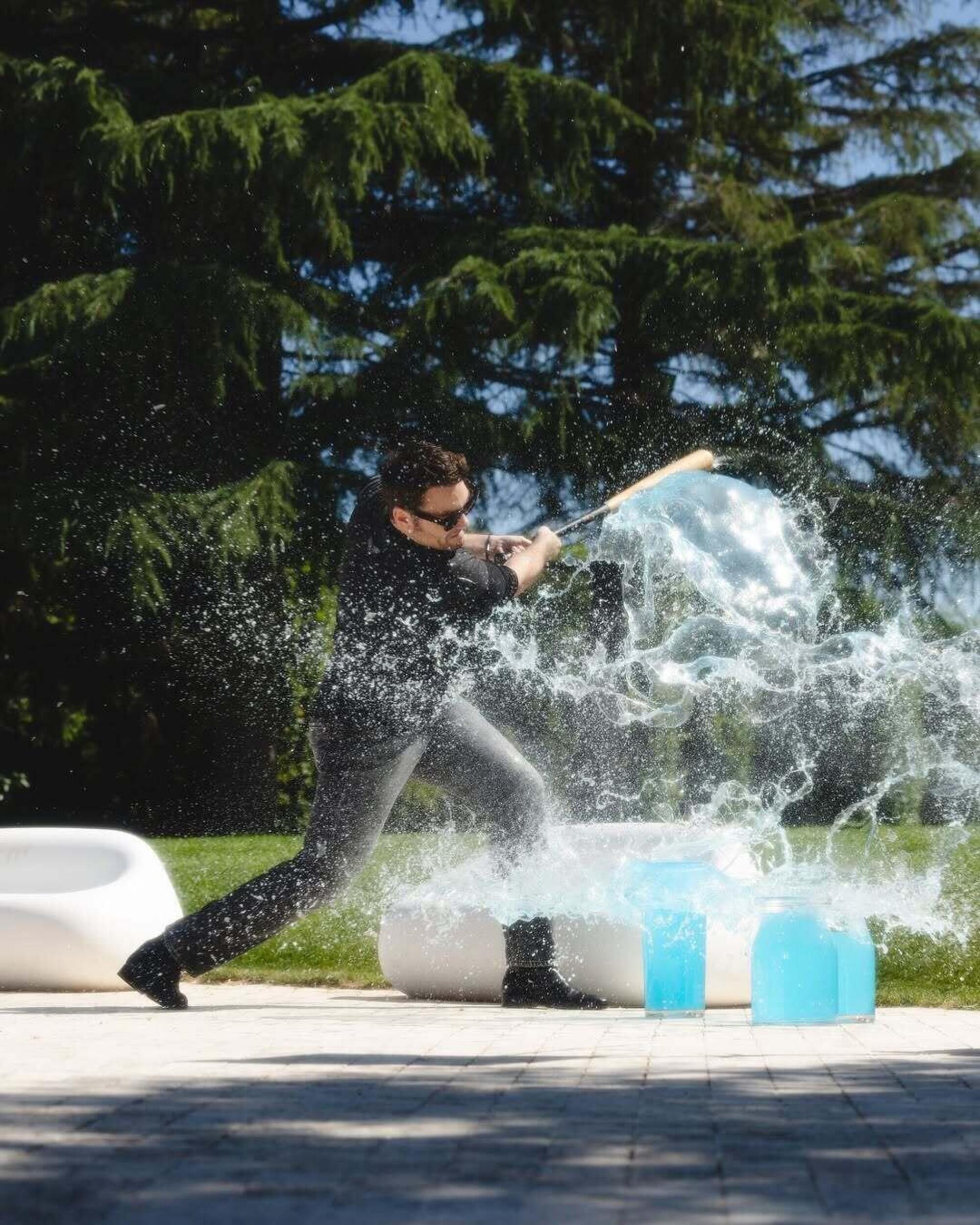 Tiziano Ferro nel videoclip di Cuore rotto