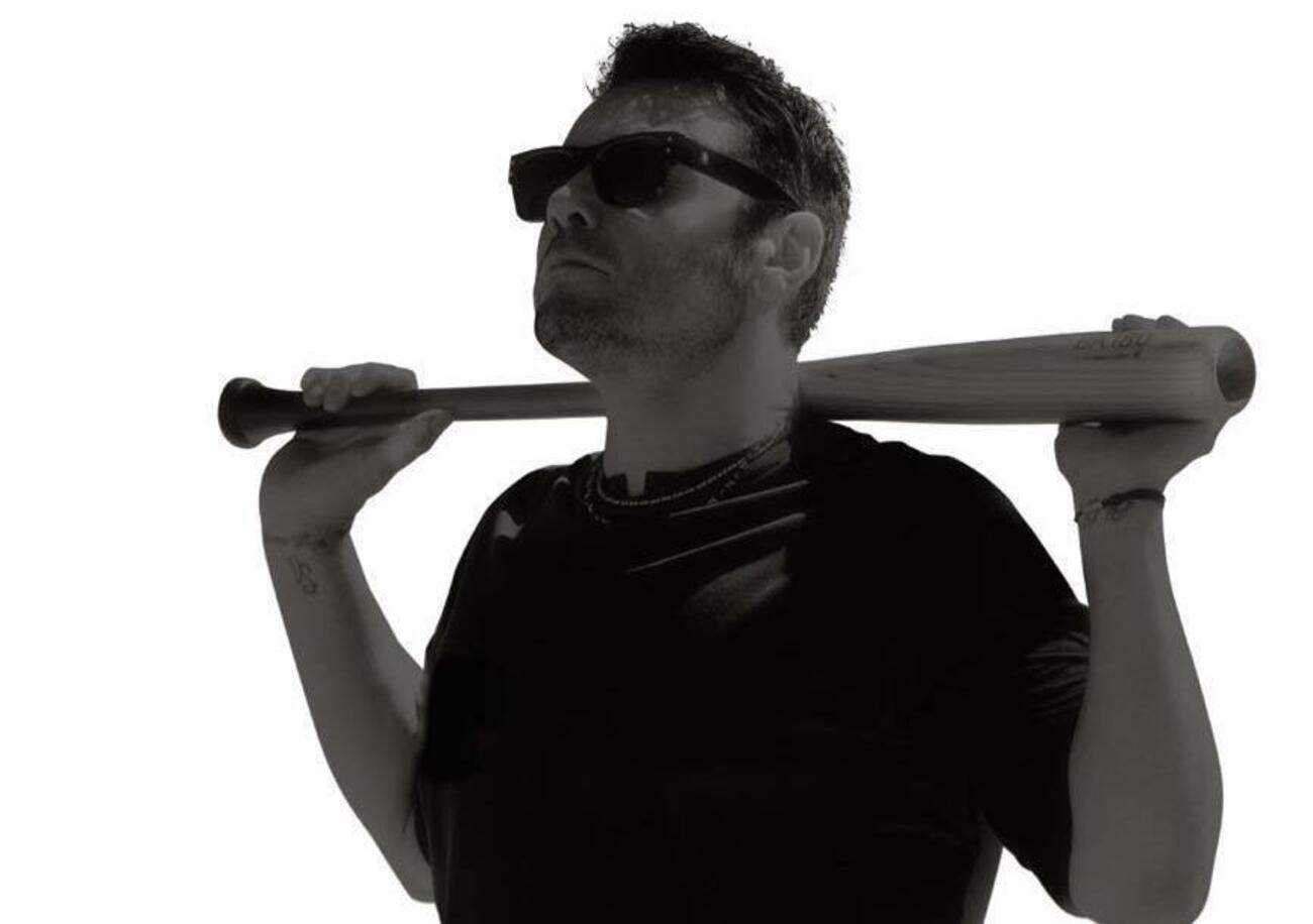 Abbiamo ascoltato Cuore rotto, nuova canzone di Tiziano Ferro, ma com&#039;&egrave;? Una rinascita dopo un crollo, dove serve rompere tutto per trovare verit&agrave;. E anche musicalmente spacca