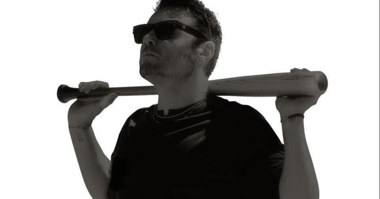 Abbiamo ascoltato Cuore rotto, nuova canzone di Tiziano Ferro, ma com&#039;&egrave;? Una rinascita dopo un crollo, dove serve rompere tutto per trovare verit&agrave;. E anche musicalmente spacca