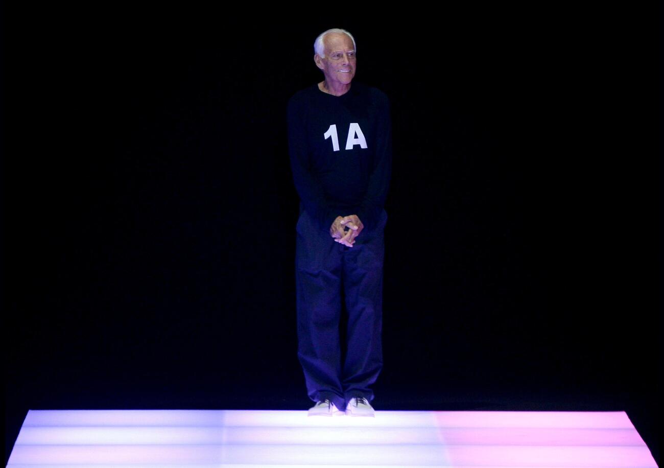 Giorgio Armani non era solo uno stilista, ma un filosofo: tra pragmatismo lombardo, la competizione con Valentino, Heidegger e un&rsquo;altra Milano, quella sobria, vera, di tutti noi
