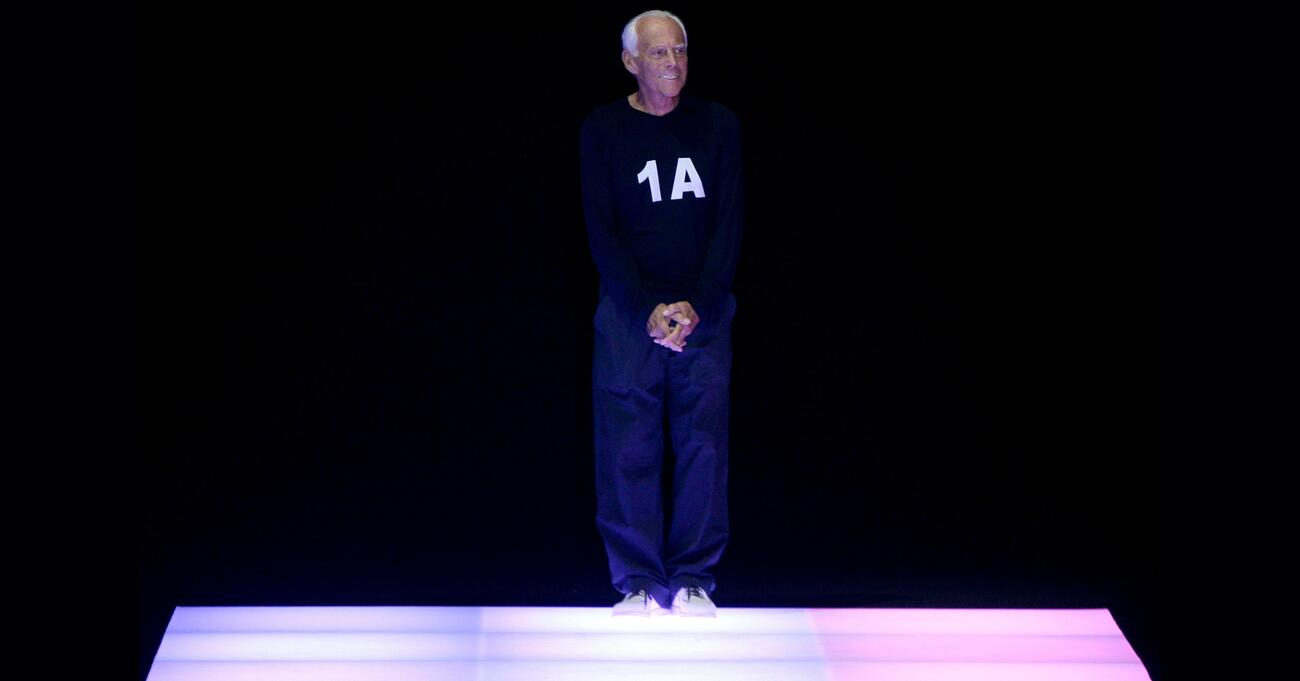 Giorgio Armani non era solo uno stilista, ma un filosofo: tra pragmatismo lombardo, la competizione con Valentino, Heidegger e un&rsquo;altra Milano, quella sobria, vera, di tutti noi