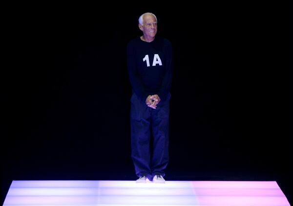 Giorgio Armani non era solo uno stilista, ma un filosofo: tra pragmatismo lombardo, la competizione con Valentino, Heidegger e un&rsquo;altra Milano, quella sobria, vera, di tutti noi