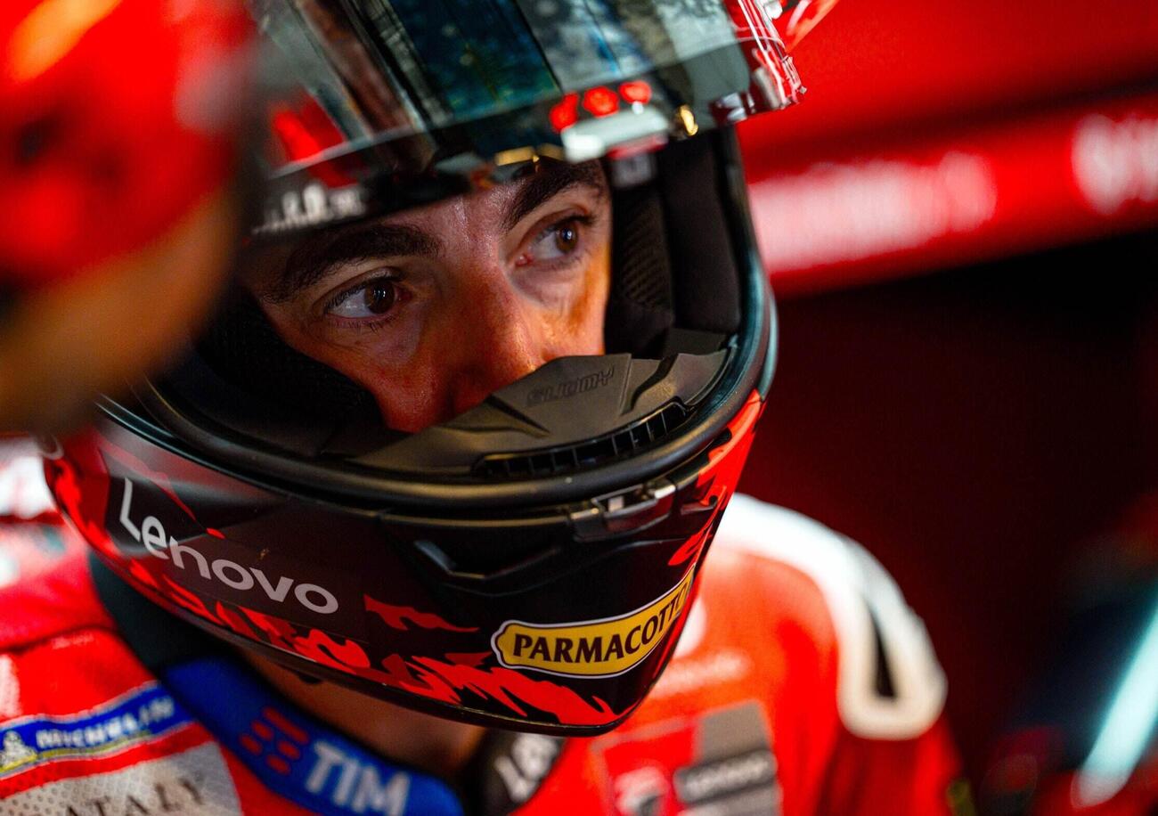 Il GP di Barcellona di Pecco Bagnaia &egrave; cominciato malissimo? S&igrave;, ma a Davide Tardozzi &egrave; andata peggio: &ldquo;Noi non lo aiutiamo, ma lui&hellip;&rdquo;