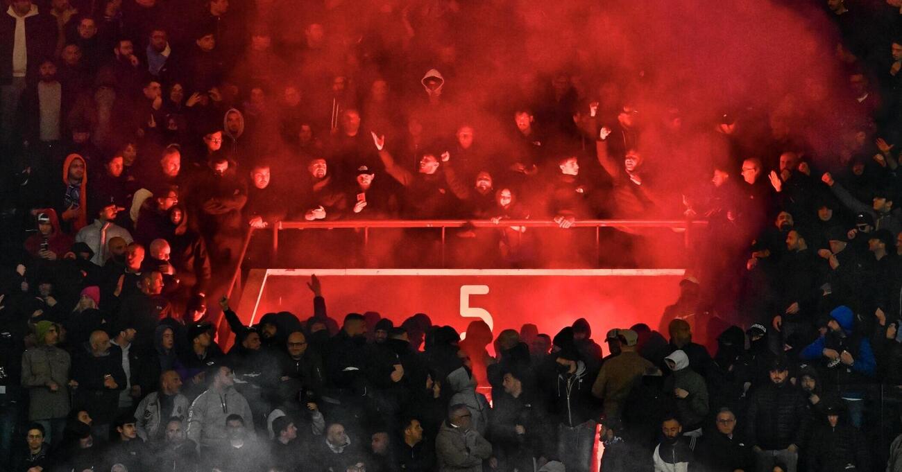 &ldquo;Siete la vergogna del mondo ultras&rdquo;: la curva del Napoli espone uno striscione contro la Nord e la Sud di San Siro. &ldquo;Nessuna solidariet&agrave; per le blacklist e la repressione&rdquo;. Ma perch&eacute; questo attacco?