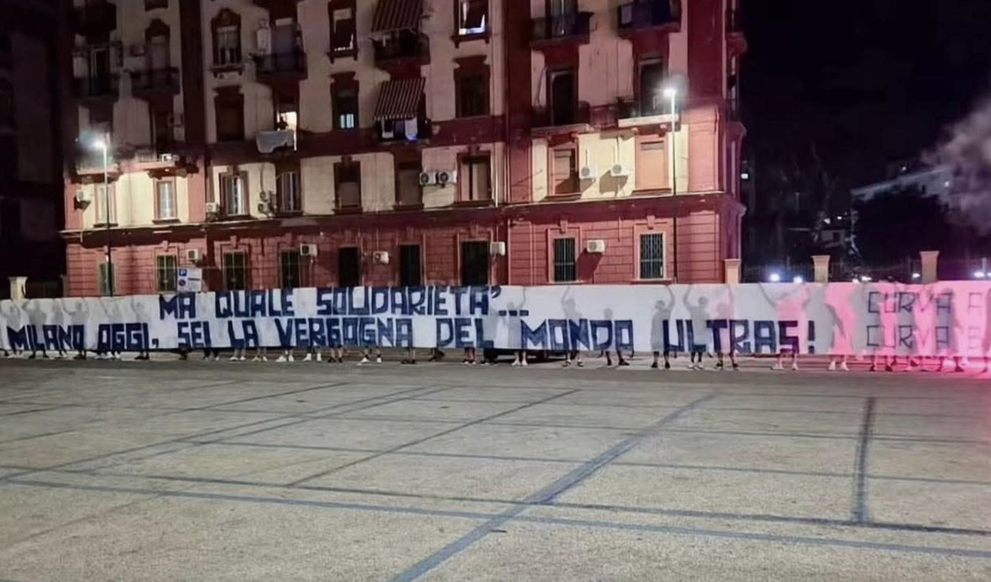 Lo striscione esposto dai tifosi del Napoli