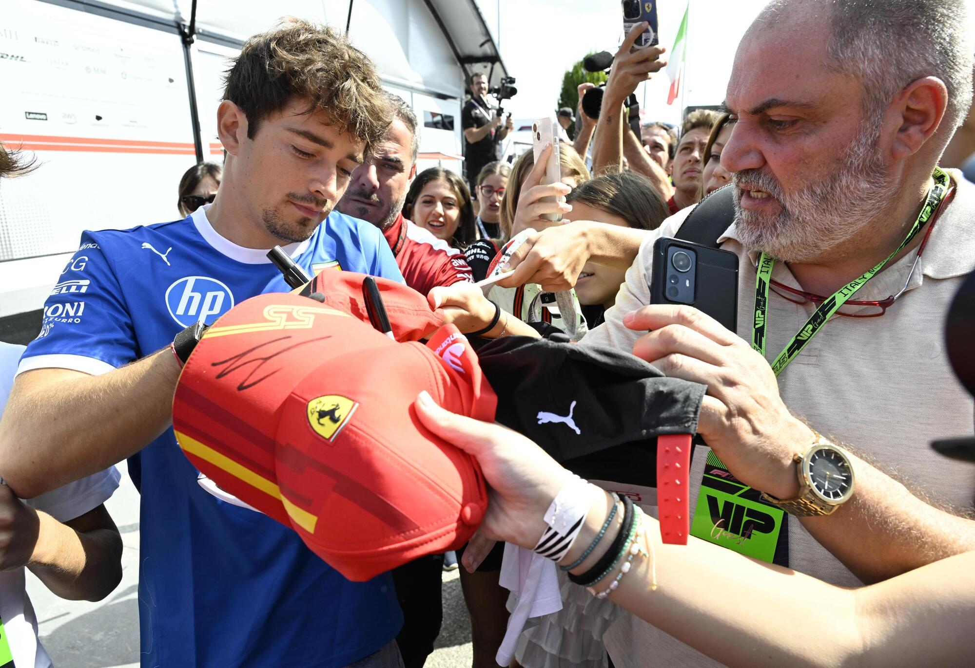 Charles Leclerc assalito dai fans a Monza durante l&#039;ingresso in autodromo