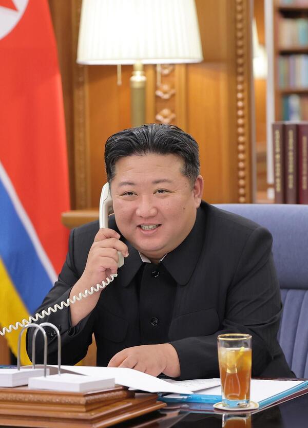 Comunisti col Rolex? No, ma quasi: l&#039;orologio di Kim Jong Un &egrave; un Iwc Schaffausen. Ma cosa c&#039;entra Berlusconi a Portofino?