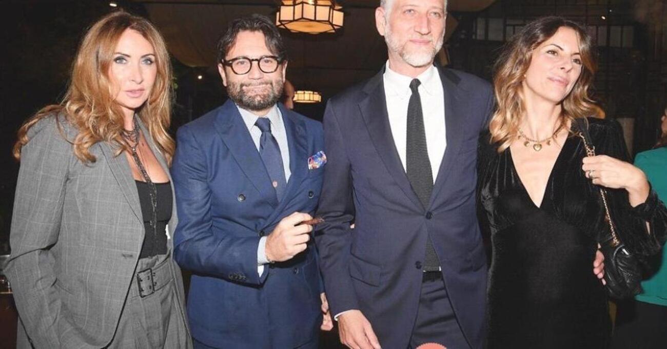 Che crossover! Ma lo sapete che Alessandro Giuli, ministro della Cultura, ha celebrato il matrimonio tra il capo del suo ufficio stampa e la capa della sua ex agenzia di comunicazione? 