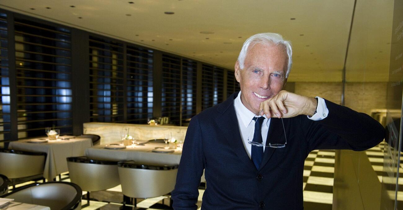 Siamo stati alla camera ardente del Re Sole Giorgio Armani: pianti da Corea del nord, gente vestita male e security con mutande Armani