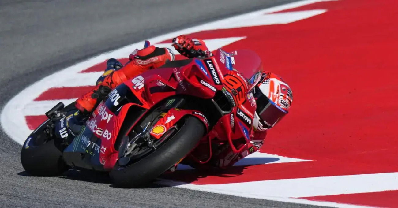 Alex si autoelimina e Marc Marquez vince la Sprint di Barcellona (e il titolo a Misano?). Sul podio Quartararo e Di Giannantonio, Bezzecchi al centro medico