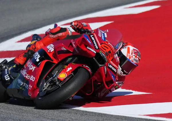 Alex si autoelimina e Marc Marquez vince la Sprint di Barcellona (e il titolo a Misano?). Sul podio Quartararo e Di Giannantonio, Bezzecchi al centro medico