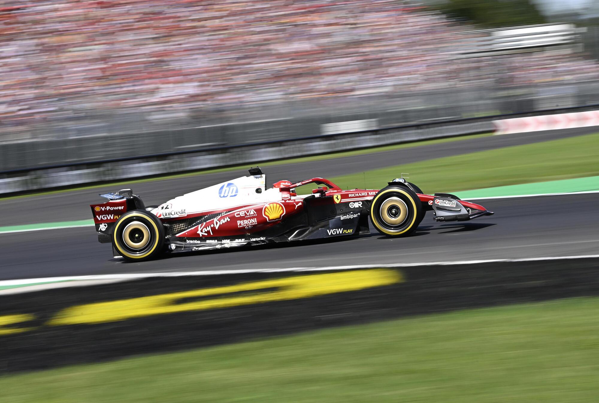 Charles Leclerc in pista a Monza durante le qualifiche