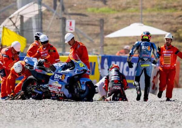 Ok, ma come stanno i due di Aprilia, letteralmente travolti da un insolito destino a Barcellona? Bezzecchi manda un vocale  e Mart&igrave;n &ldquo;perdona&rdquo; Morbidelli