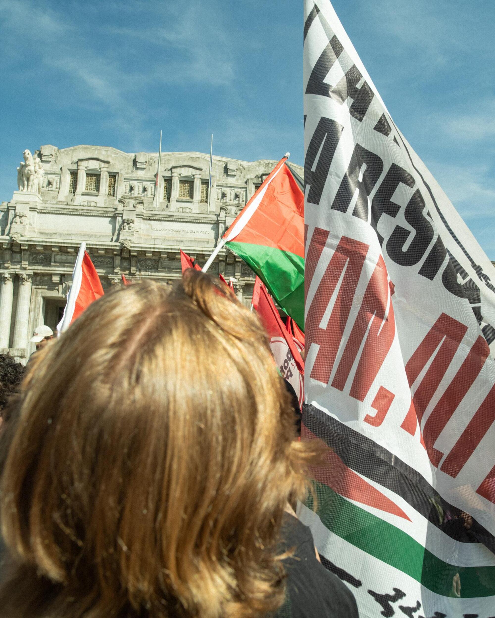 L'inizio del corte alla Stazione centrale