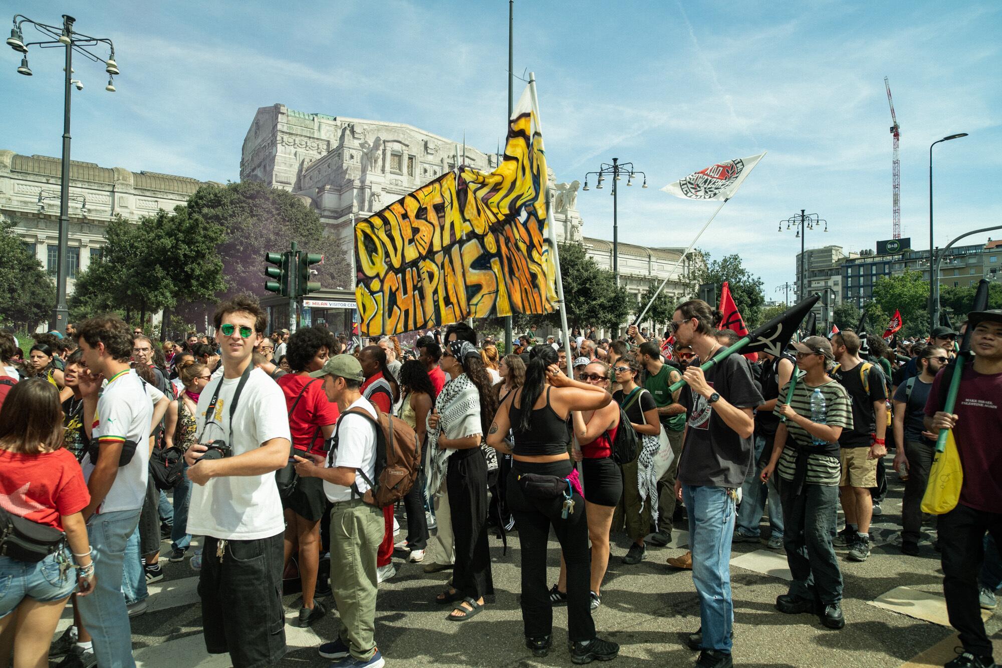 Alla manifestazione in 25 mila per il Leoncavallo