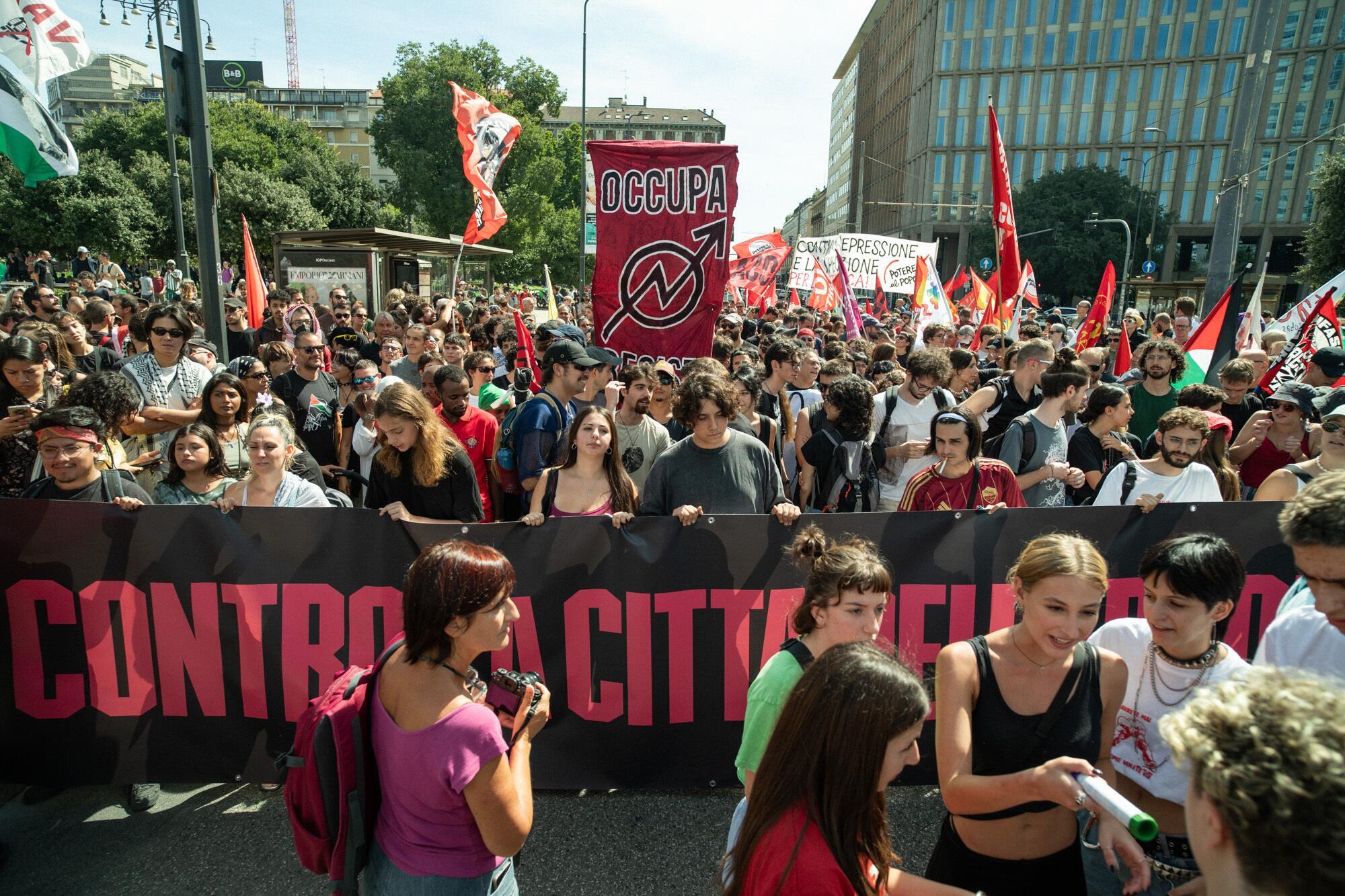 Alla manifestazione in 25 mila per il Leoncavallo