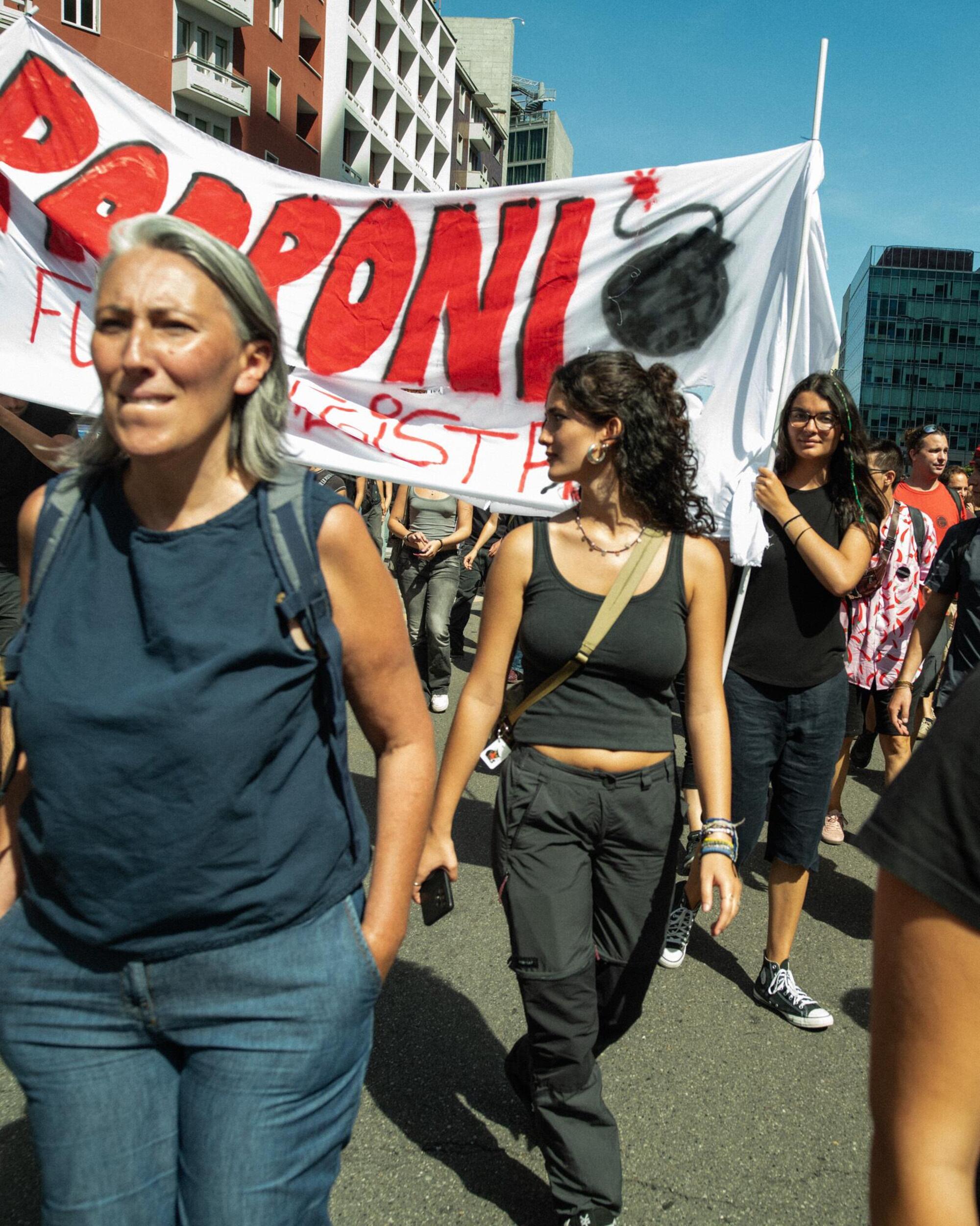 I manifesti, gli slogan e l'estetica di sempre: ma davvero crediamo funzionino ancora?