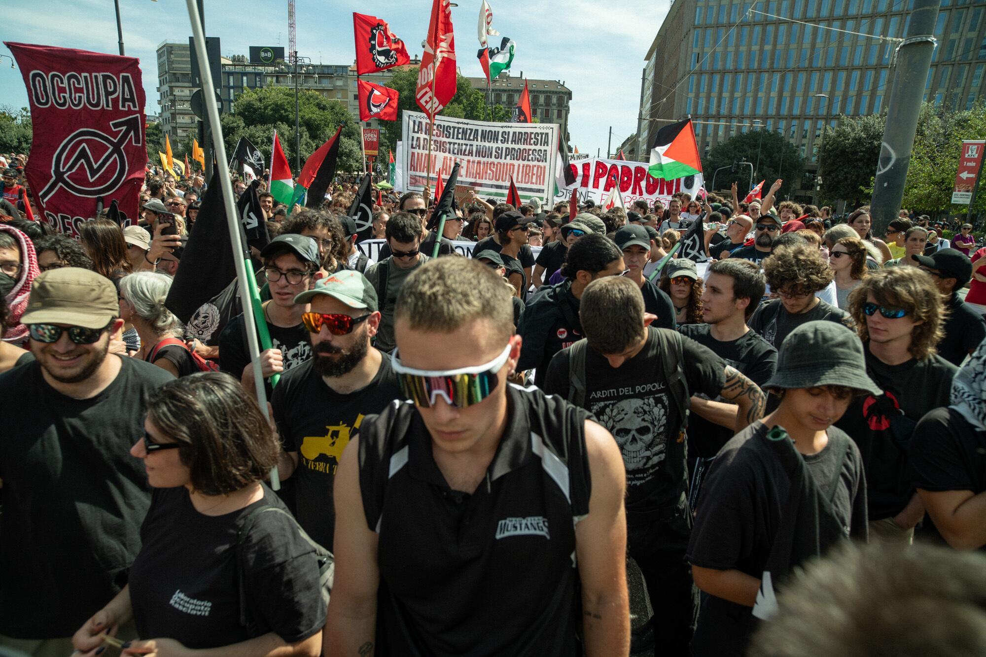 La protesta contro la "Milano dei padroni": ma i padroni dove sono?
