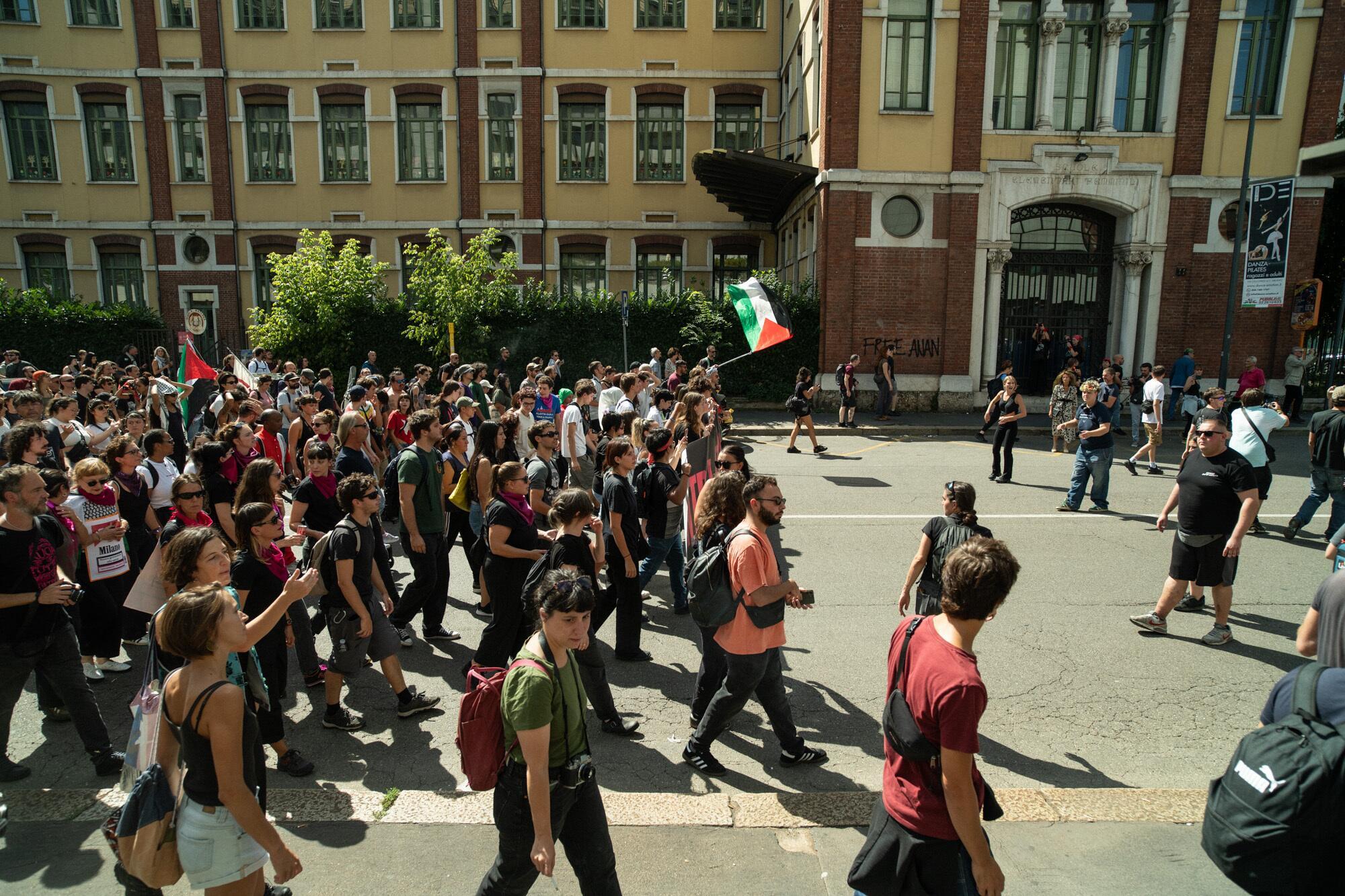 La protesta contro la "Milano dei padroni": ma i padroni dove sono?