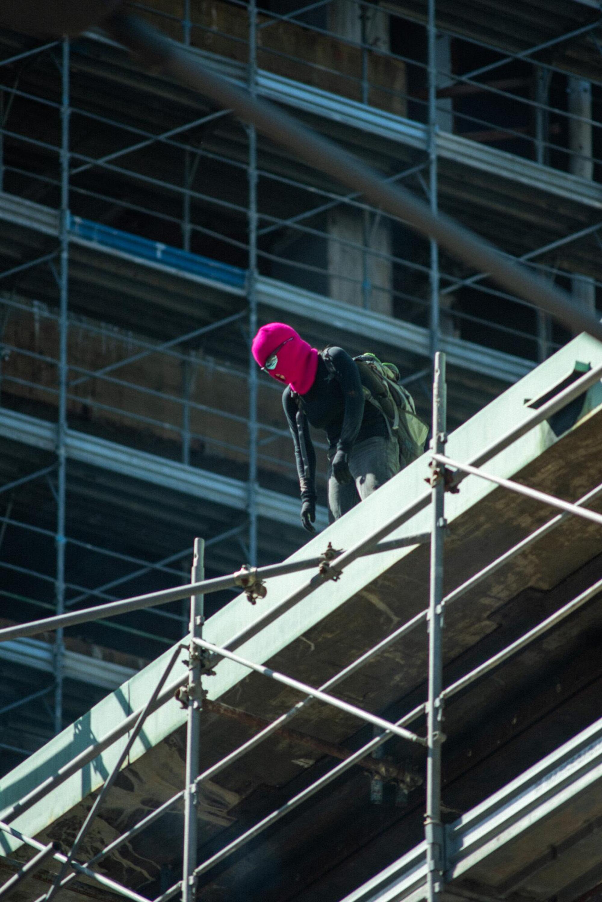 Le militanti in cima al cantiere del Pirellino