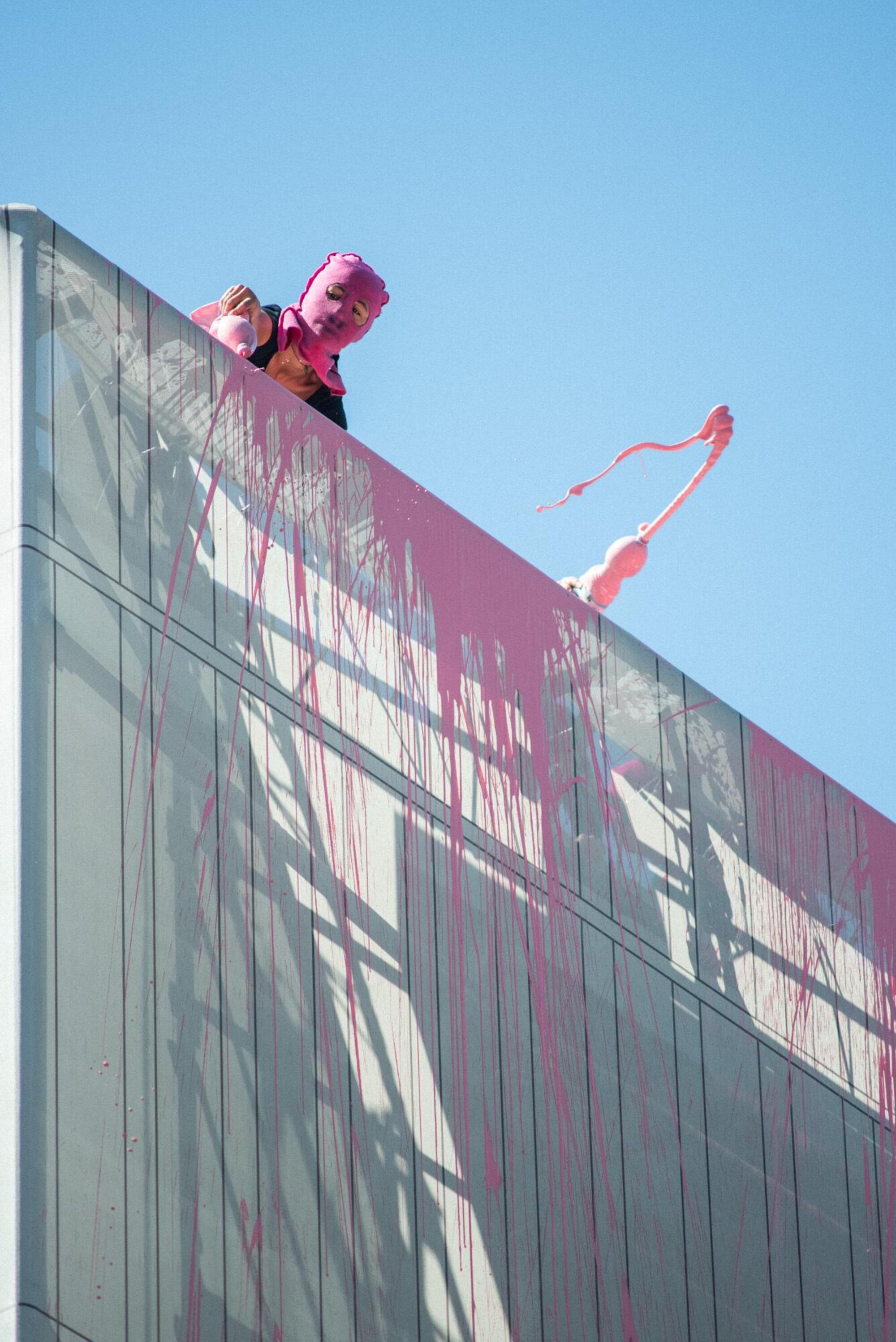 Le militanti in cima al cantiere del Pirellino