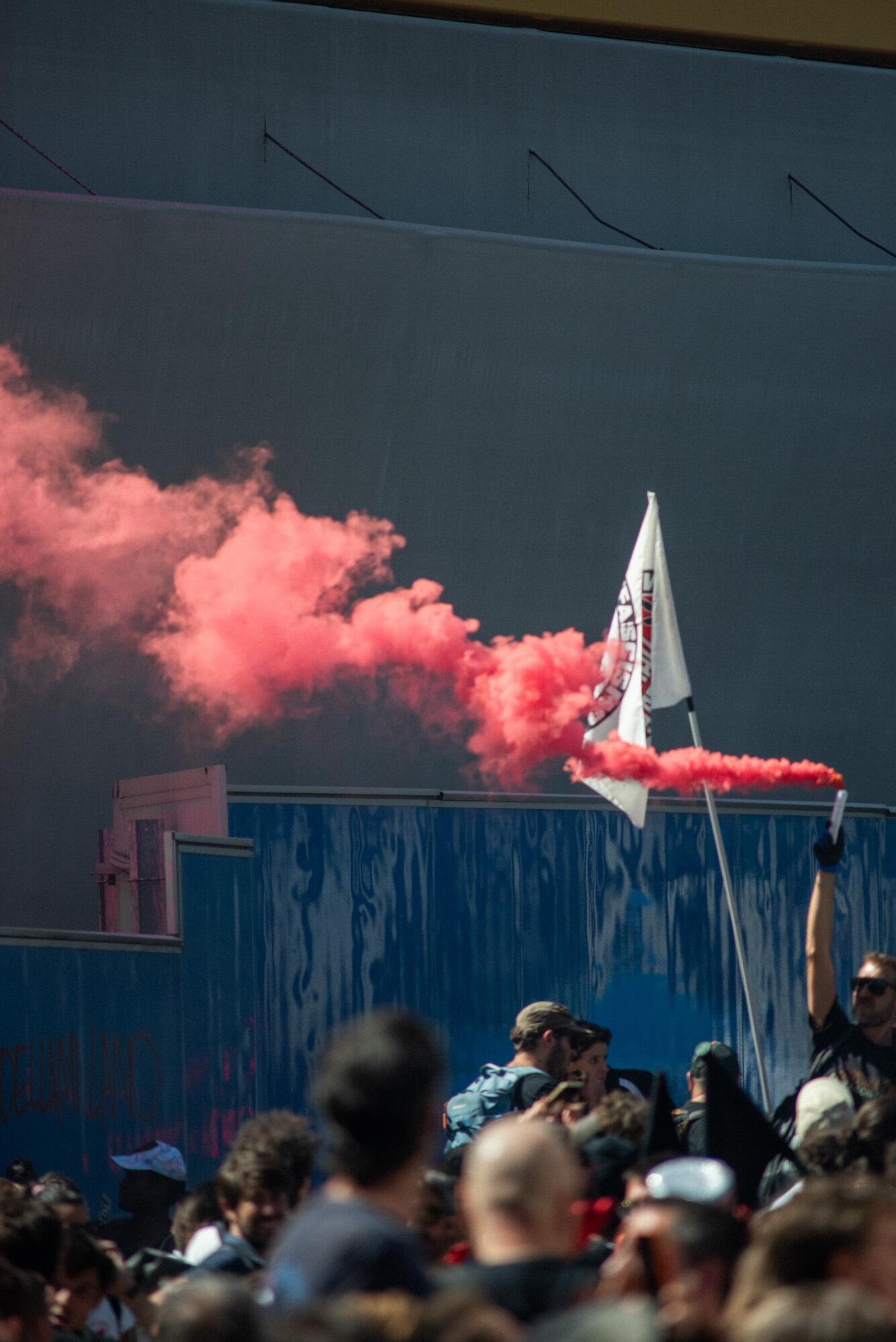 Fumogeni rosa. Tanto rumore (e colore) per nulla