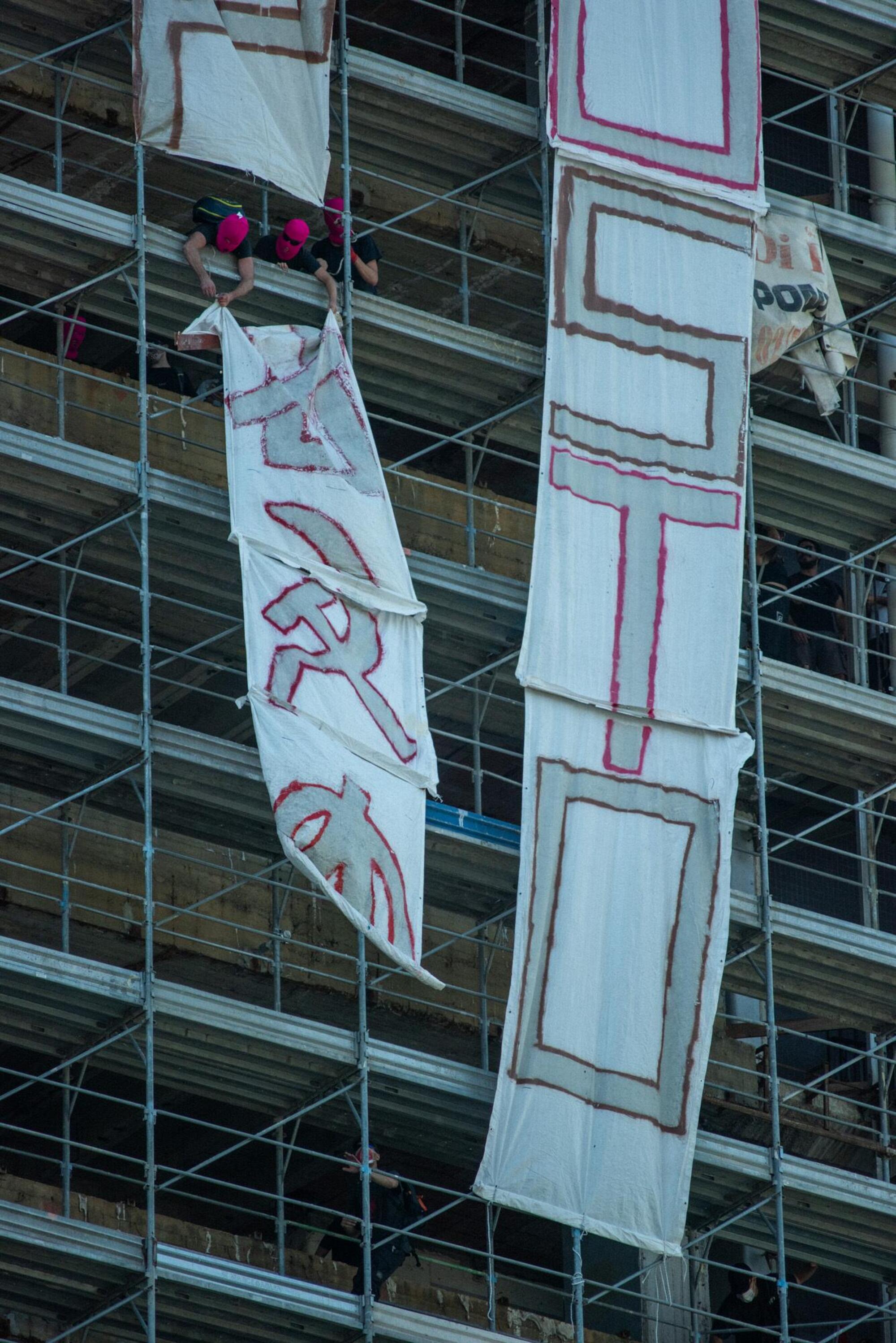 I cartelloni contro la "Milano dei padroni" sul pirellino