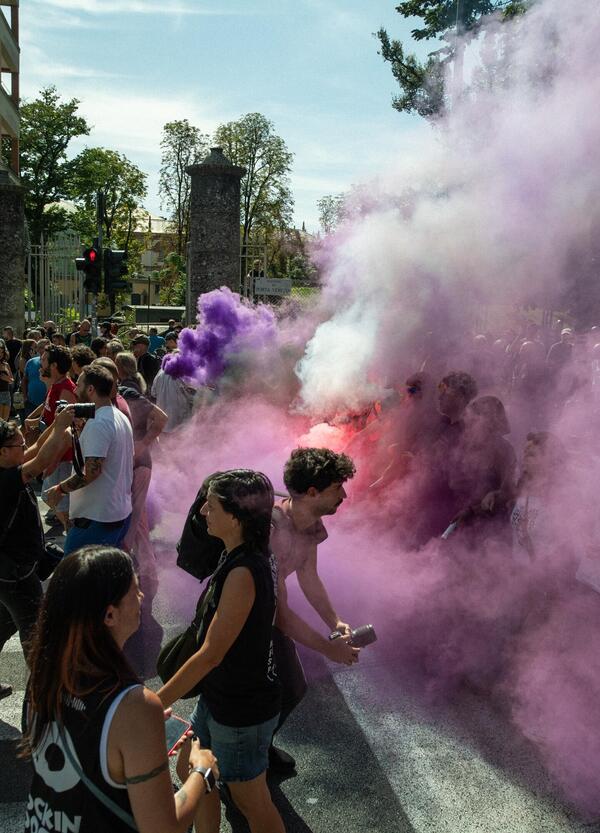 Siamo stati dentro al Pirellino occupato durante la manifestazione di Milano per il Leoncavallo e vi raccontiamo com&rsquo;&egrave; andata  