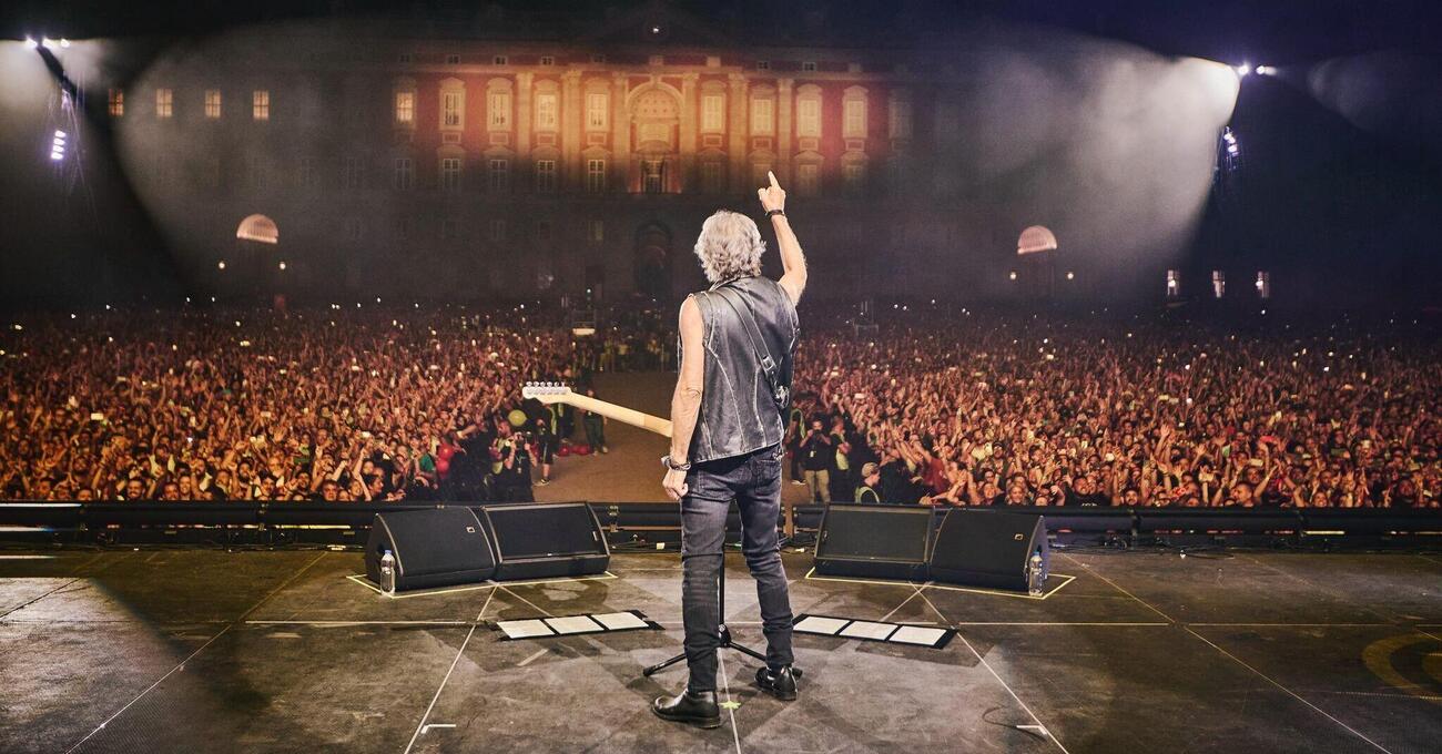Siamo andati al concerto di Luciano Ligabue alla Reggia di Caserta, ma com&#039;&egrave; stato? Una festa assurda con fan scatenati, messaggi di pace e &quot;certe notti&quot; che spaccano