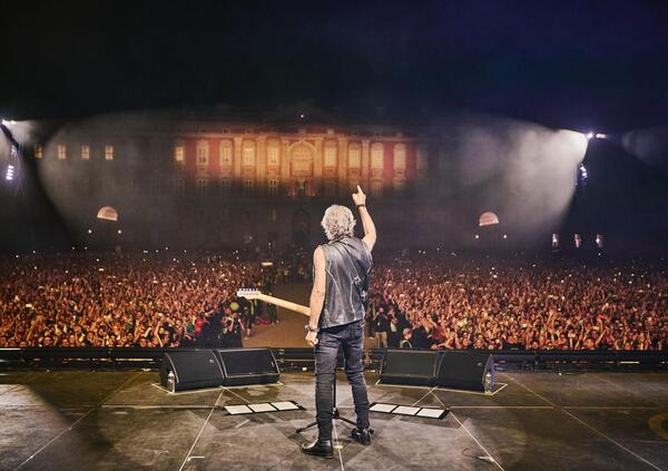 Siamo andati al concerto di Luciano Ligabue alla Reggia di Caserta, ma com&#039;&egrave; stato? Una festa assurda con fan scatenati, messaggi di pace e &quot;certe notti&quot; che spaccano