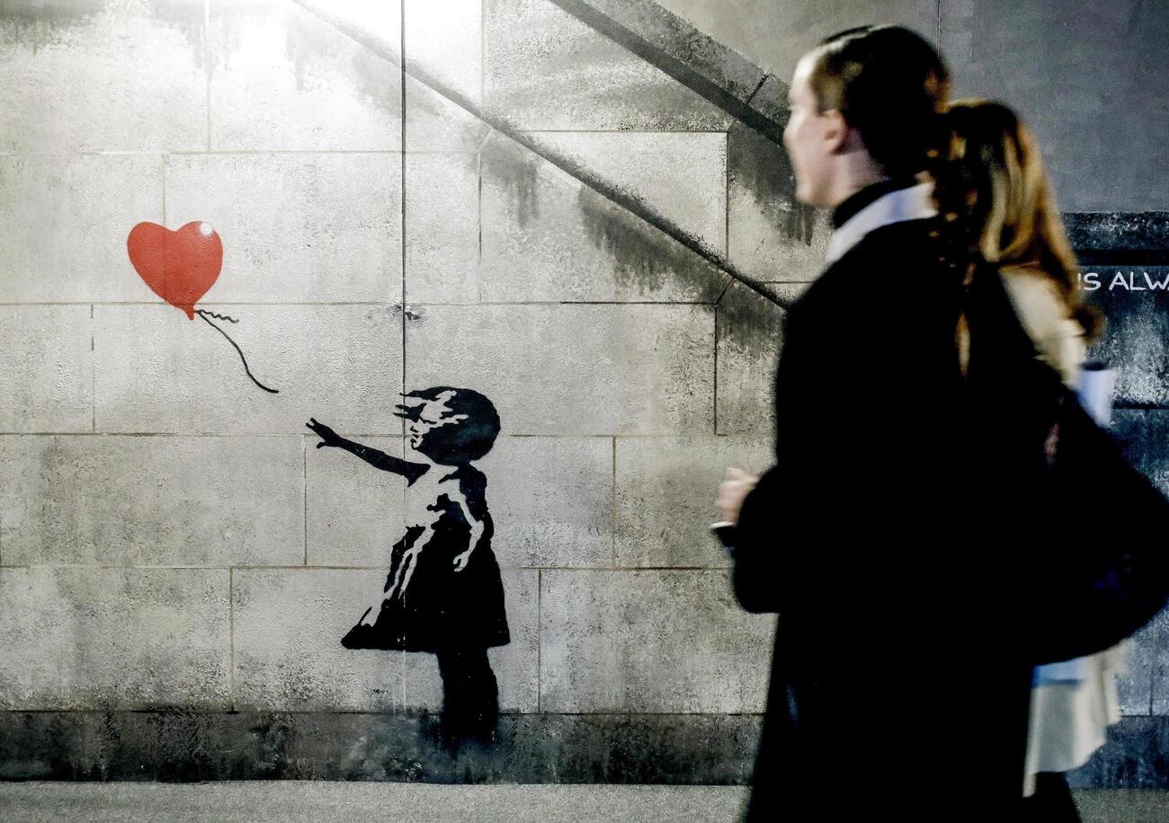 Bye bye Banksy! Chi caz*o &egrave; Ghost Pitur, l&#039;artista &ldquo;anti degrado&rdquo; che cancella le opere degli altri a Brescia? Eroe o fuffa da influencer?