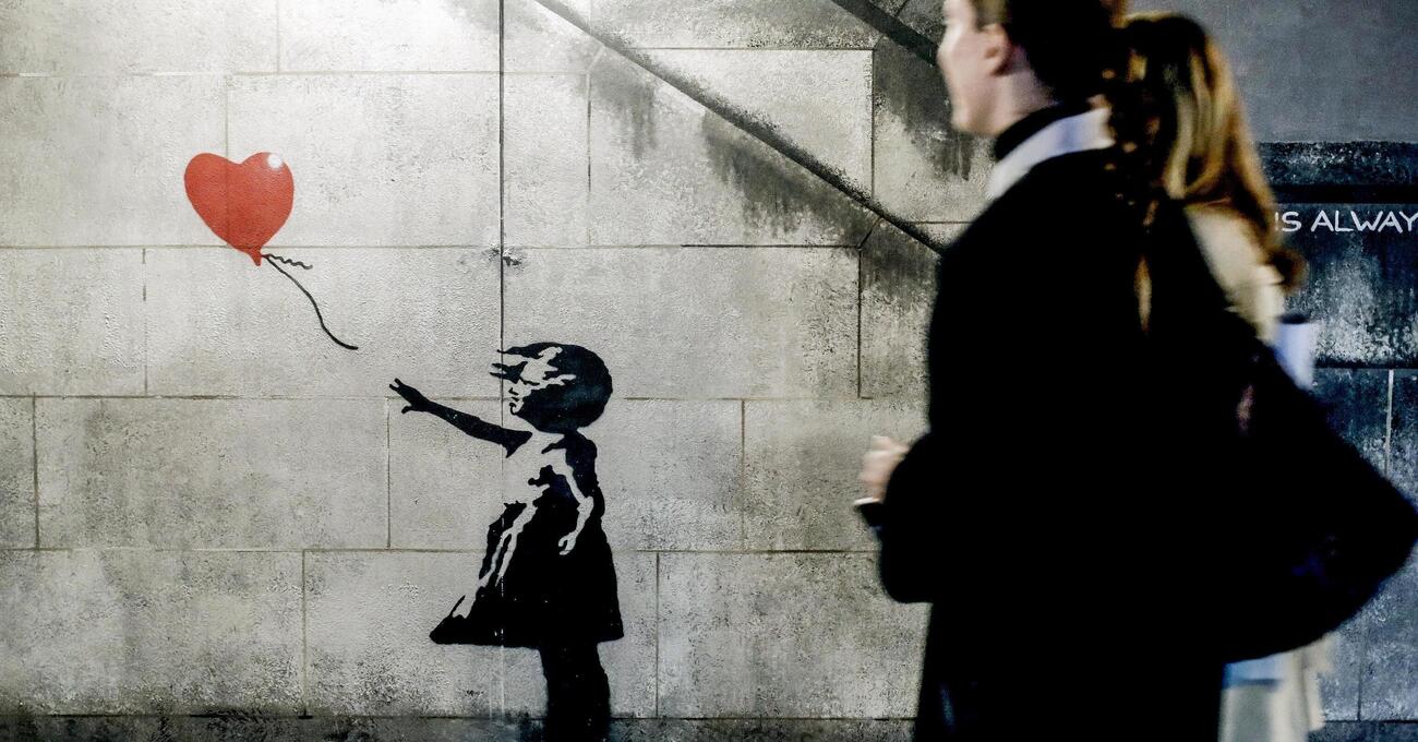 Bye bye Banksy! Chi caz*o &egrave; Ghost Pitur, l&#039;artista &ldquo;anti degrado&rdquo; che cancella le opere degli altri a Brescia? Eroe o fuffa da influencer?