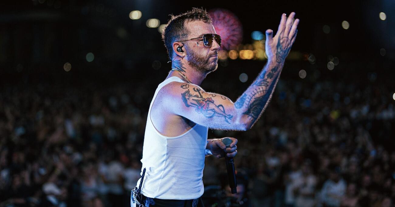 Al Lebonski Park di Salmo non c&rsquo;&egrave; niente di regolare: siamo stati al concerto del rapper. Cavalli e tori meccanici, cerchi d&rsquo;amore e l&rsquo;anteprima di Flashback: ecco com&rsquo;&egrave; andata