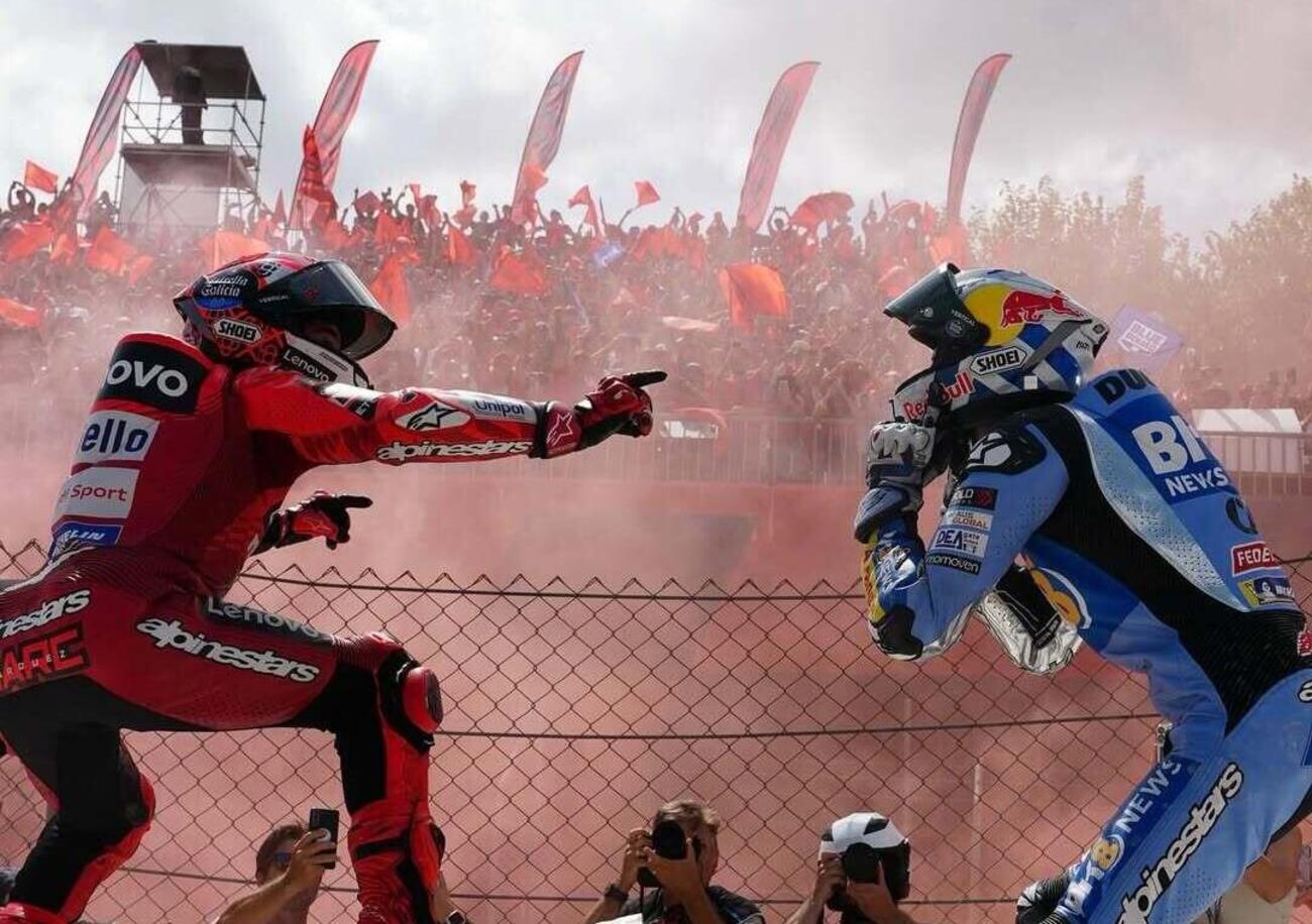 Cos&igrave; tenero che si taglia con un Gresini! Marc Marquez s&rsquo;arrende al fratello Alex nella domenica di Barcellona. Enea Bastianini terzo e Pecco Bagnaia settimo da ventunesimo