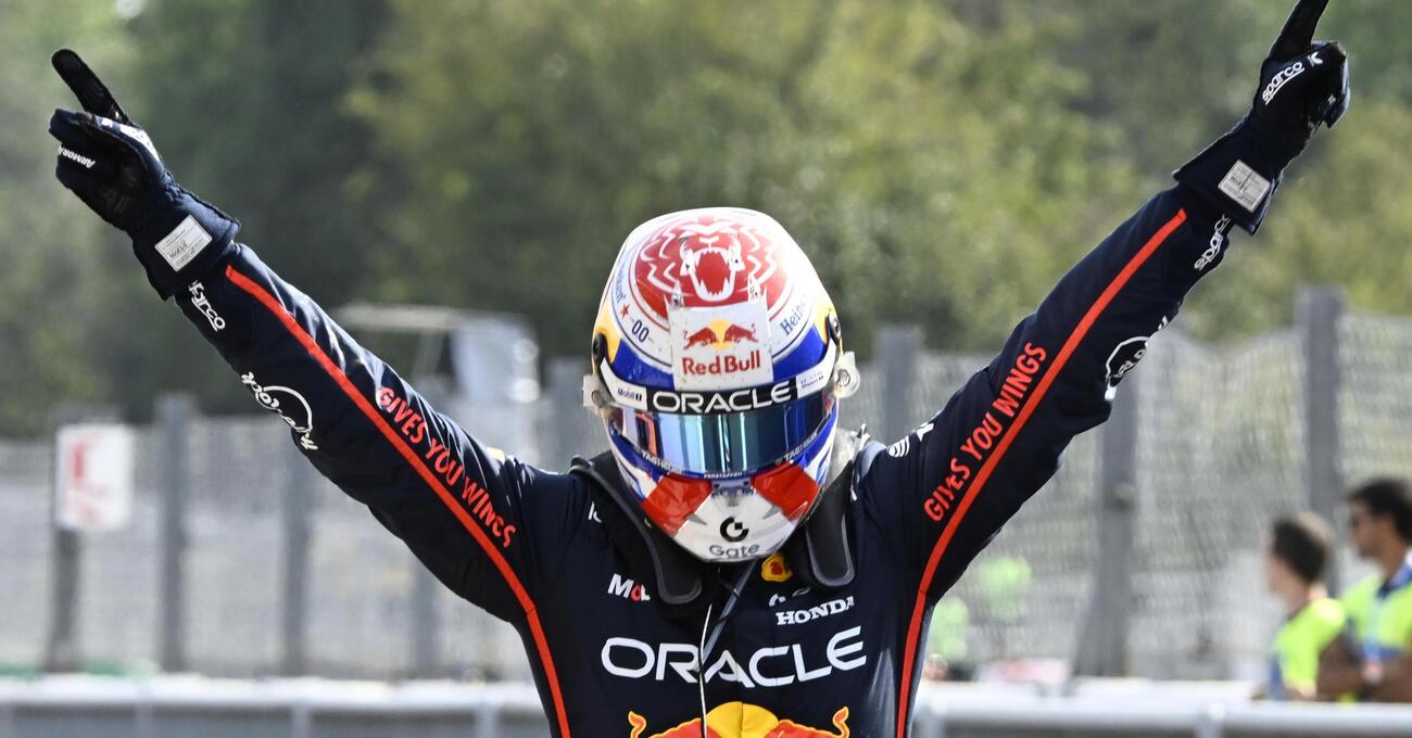 Max Verstappen &egrave; il re di Monza con la McLaren che sbaglia ai box ed &egrave; subito polemica. La Ferrari ci prova, ma&hellip;