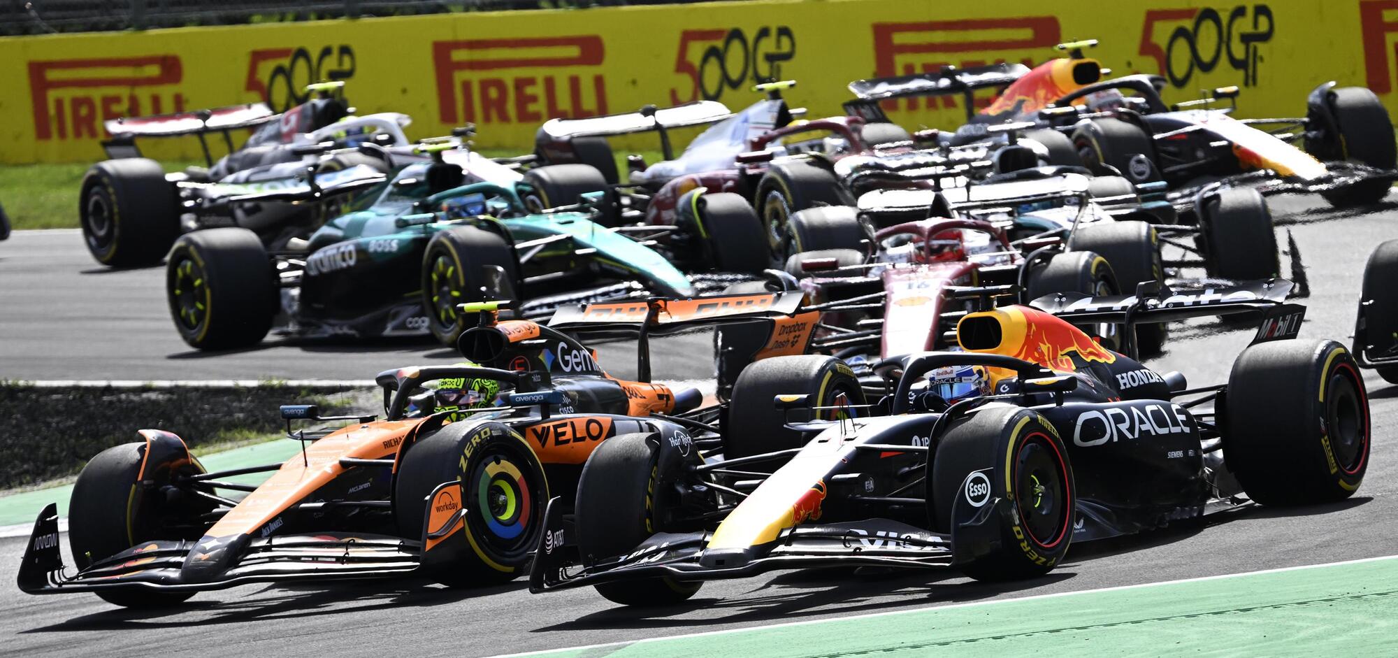 La lotta tra Max Verstappen e Lando Norris alla prima curva del Gran Premio d&#039;Italia