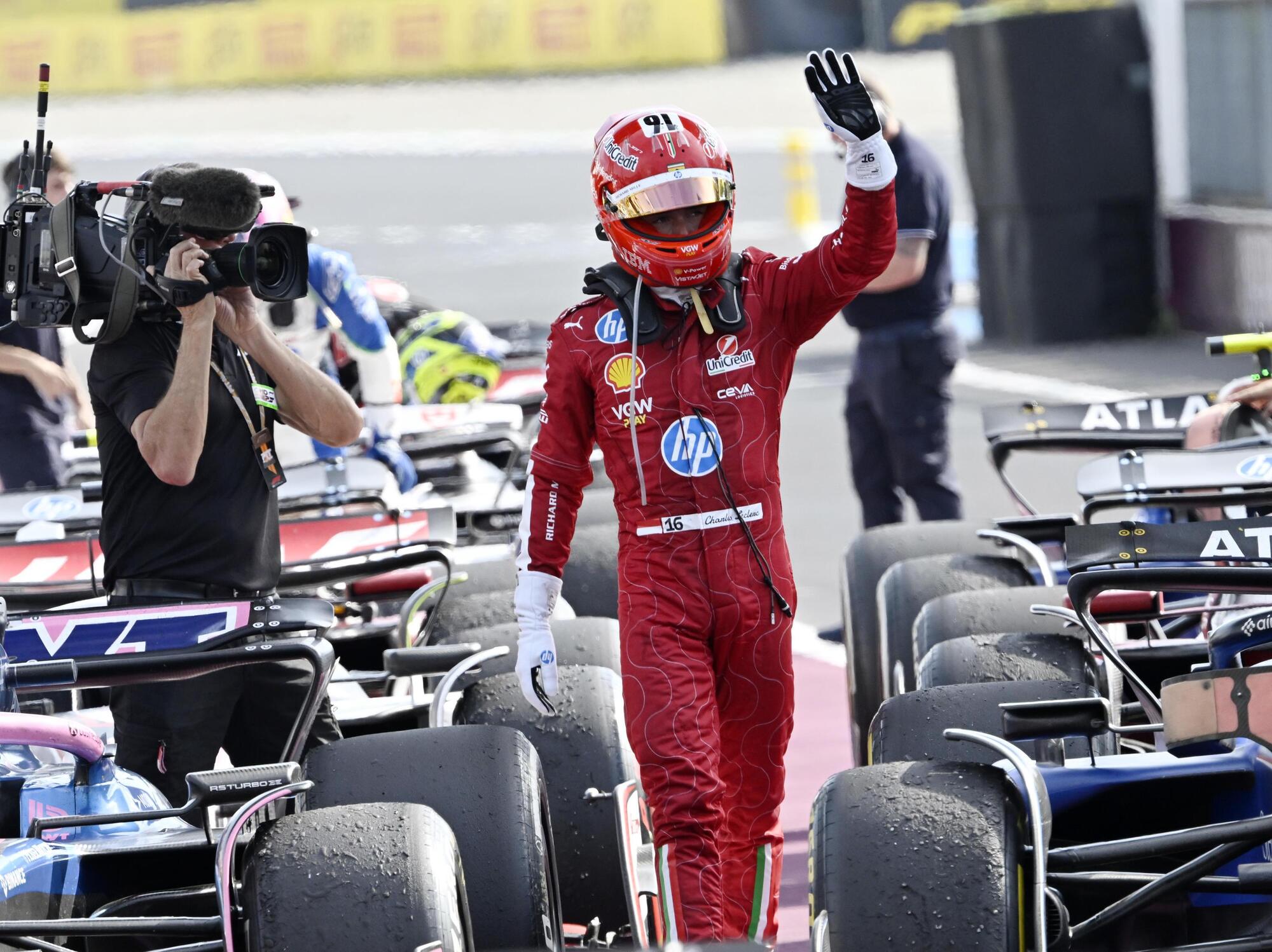 Charles Leclerc stanco e sconsolato saluta i tifosi una volta sceso dalla sua Ferrari