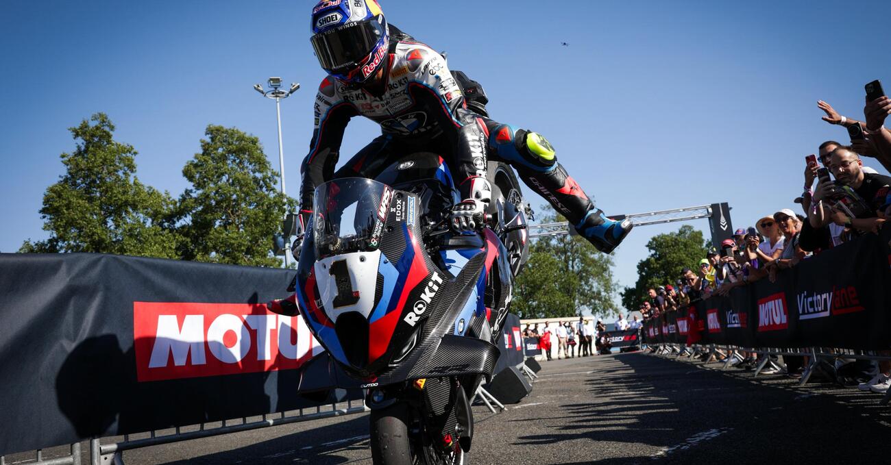 Toprak Razgatlioglu fuma in faccia ai ricordi e fa tripletta a Magny Cours. Per Nicol&ograve; Bulega e Ducati &egrave; &ldquo;febbre a 39&rdquo;