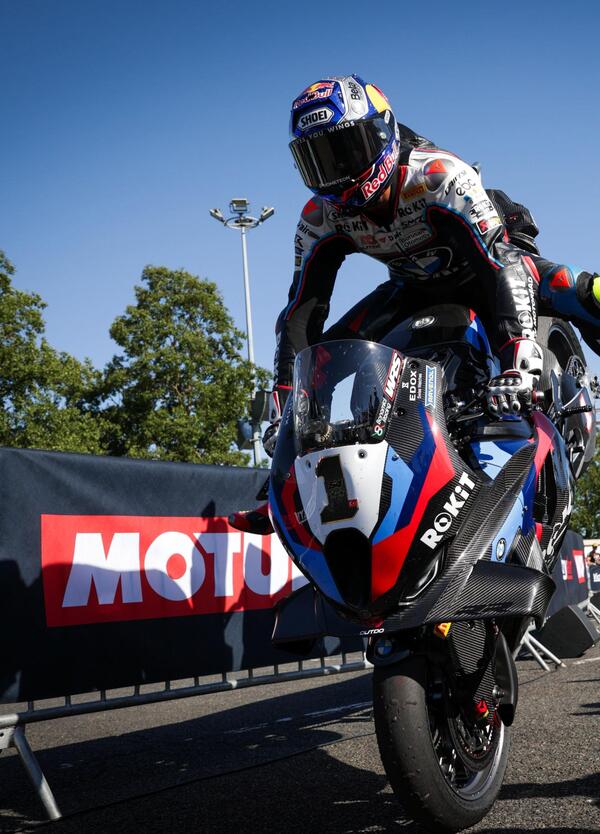 Toprak Razgatlioglu fuma in faccia ai ricordi e fa tripletta a Magny Cours. Per Nicol&ograve; Bulega e Ducati &egrave; &ldquo;febbre a 39&rdquo;
