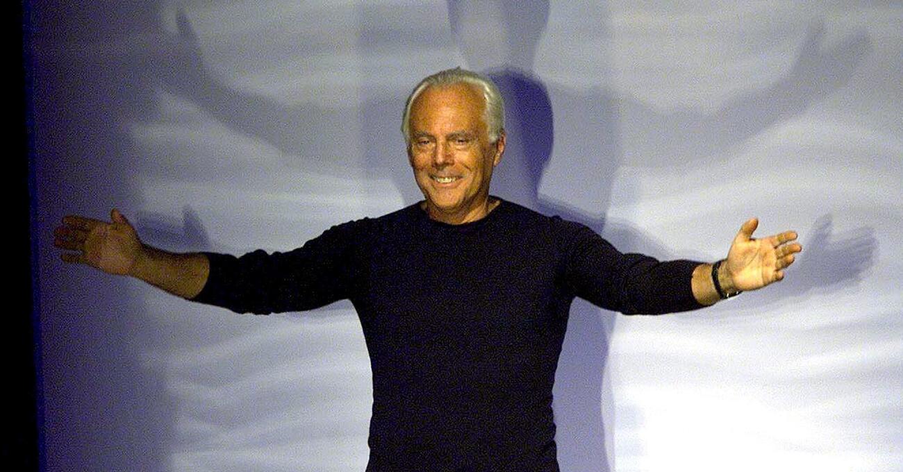 Dopo Acutis e Frassati canonizziamo anche Giorgio Armani? Travaglio spara: &ldquo;Manca solo il miracolo&rdquo;. Le foto col morto e i &ldquo;Santo subito&rdquo; hanno rotto il caz*o?