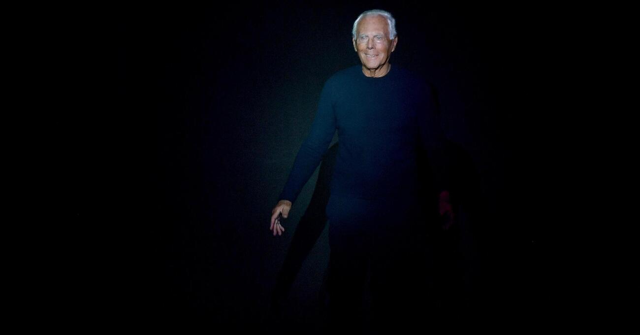 Sapete che Giorgio Armani aveva anche dei difetti? Dietro le passerelle c&#039;era lo sfruttamento del lavoro! Vi raccontiamo la verit&agrave; oltre il mito (ma non un intellettuale)