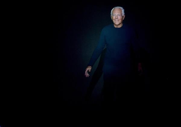 Sapete che Giorgio Armani aveva anche dei difetti? Dietro le passerelle c&#039;era lo sfruttamento del lavoro! Vi raccontiamo la verit&agrave; oltre il mito (ma non un intellettuale)